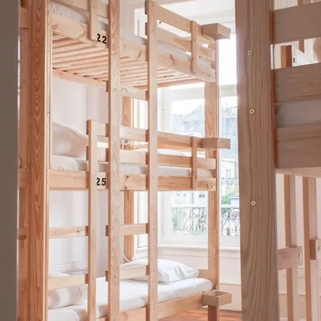 Albergue Nest House *