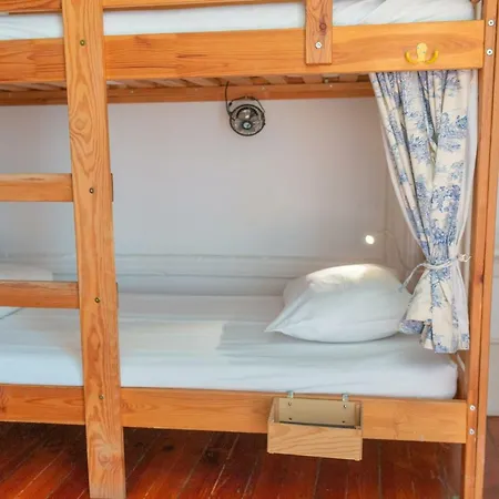 Albergue Nest House *